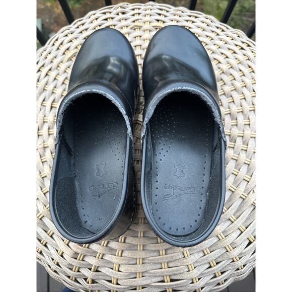 Dansko Women’s 38 US 7 Clogs Black Leather Shoes Slip On Comfort Arch Support - Picture 7 of 15